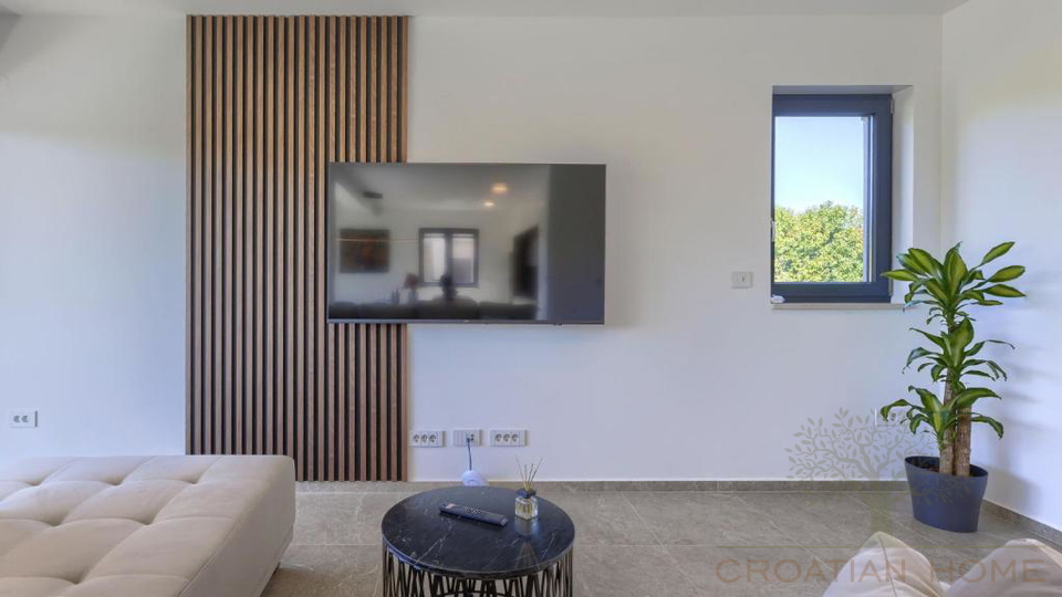 MODERNE VILLA MIT BEHEIZTEM POOL UND PRIVATEM WELNESS UND GYM IN POREC