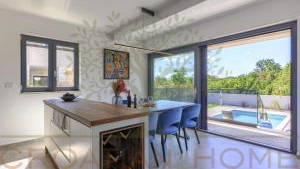 MODERNE VILLA MIT BEHEIZTEM POOL UND PRIVATEM WELNESS UND GYM IN POREC
