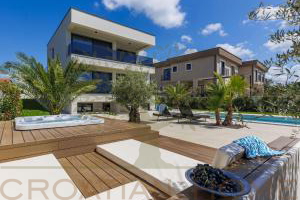 MODERNE VILLA MIT BEHEIZTEM POOL UND PRIVATEM WELNESS UND GYM IN POREC