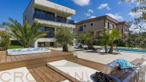 MODERNE VILLA MIT BEHEIZTEM POOL UND PRIVATEM WELNESS UND GYM IN POREC