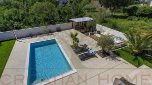 MODERNE VILLA MIT BEHEIZTEM POOL UND PRIVATEM WELNESS UND GYM IN POREC
