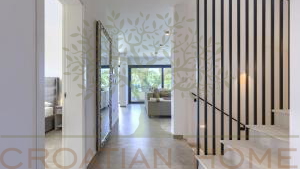 MODERNE VILLA MIT BEHEIZTEM POOL UND PRIVATEM WELNESS UND GYM IN POREC