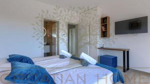 MODERNE VILLA MIT BEHEIZTEM POOL UND PRIVATEM WELNESS UND GYM IN POREC