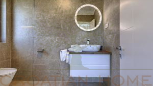 MODERNE VILLA MIT BEHEIZTEM POOL UND PRIVATEM WELNESS UND GYM IN POREC