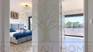 MODERNE VILLA MIT BEHEIZTEM POOL UND PRIVATEM WELNESS UND GYM IN POREC