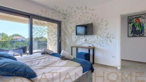 MODERNE VILLA MIT BEHEIZTEM POOL UND PRIVATEM WELNESS UND GYM IN POREC