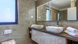 MODERNE VILLA MIT BEHEIZTEM POOL UND PRIVATEM WELNESS UND GYM IN POREC