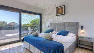 MODERNE VILLA MIT BEHEIZTEM POOL UND PRIVATEM WELNESS UND GYM IN POREC