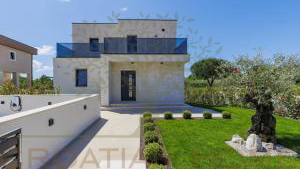 MODERNE VILLA MIT BEHEIZTEM POOL UND PRIVATEM WELNESS UND GYM IN POREC