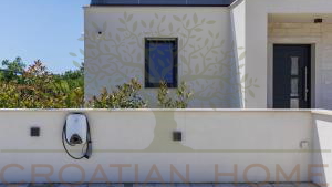 MODERNE VILLA MIT BEHEIZTEM POOL UND PRIVATEM WELNESS UND GYM IN POREC