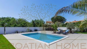 MODERNE VILLA MIT BEHEIZTEM POOL UND PRIVATEM WELNESS UND GYM IN POREC