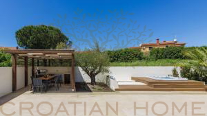 MODERNE VILLA MIT BEHEIZTEM POOL UND PRIVATEM WELNESS UND GYM IN POREC
