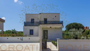 MODERNE VILLA MIT BEHEIZTEM POOL UND PRIVATEM WELNESS UND GYM IN POREC