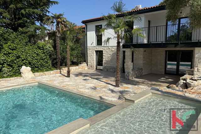 ISTRA – UMAG, HOUSE WITH 3 APARTMENTS AND A SWIMMING POOL, 300M FROM THE BEACH #FOR SALE
