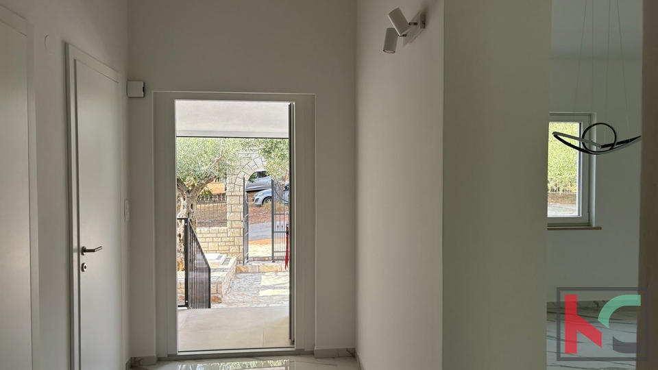 ISTRA – UMAG, KUĆA S 3 APARTMANA I BAZENOM, 300M OD PLAŽE #PRODAJA