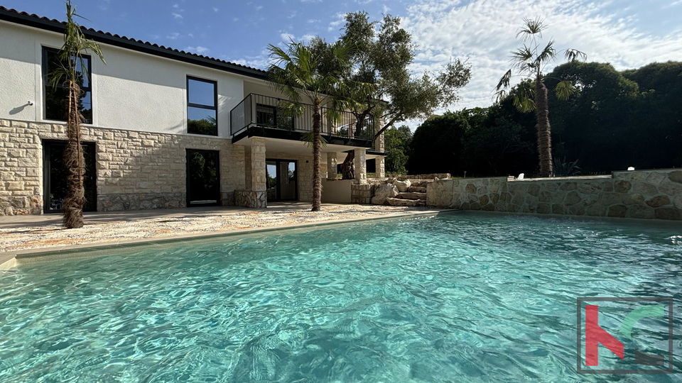 ISTRA – UMAG, KUĆA S 3 APARTMANA I BAZENOM, 300M OD PLAŽE #PRODAJA