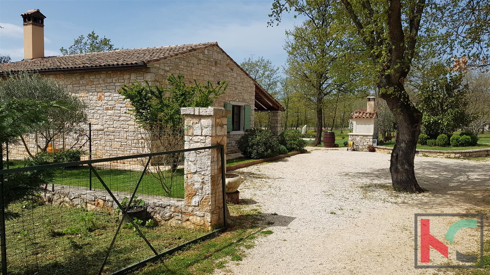 Bale una villa attraente con quattro stelle in stile rurale istriano circondato da una grande proprietà recintata di 30.550 m2.