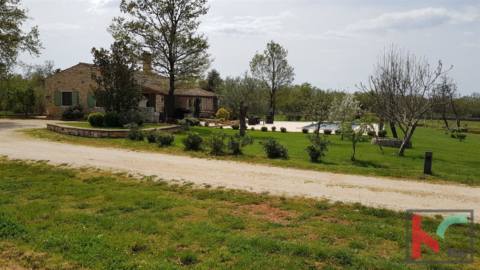 Bale una villa attraente con quattro stelle in stile rurale istriano circondato da una grande proprietà recintata di 30.550 m2.