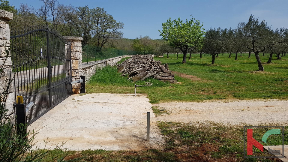 Bale una villa attraente con quattro stelle in stile rurale istriano circondato da una grande proprietà recintata di 30.550 m2.