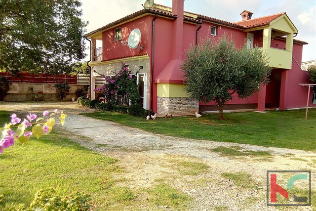 Ližnjan, Šišan, detached house 230m2 with three apartments, 900m2 garden, quiet location