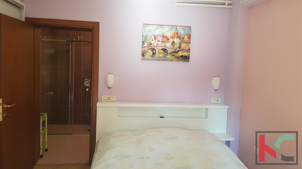 Rovinj, Einfamilienhaus 360m2 drei Wohnungen und ein separates Haus ist eine ausgezeichnete Lage