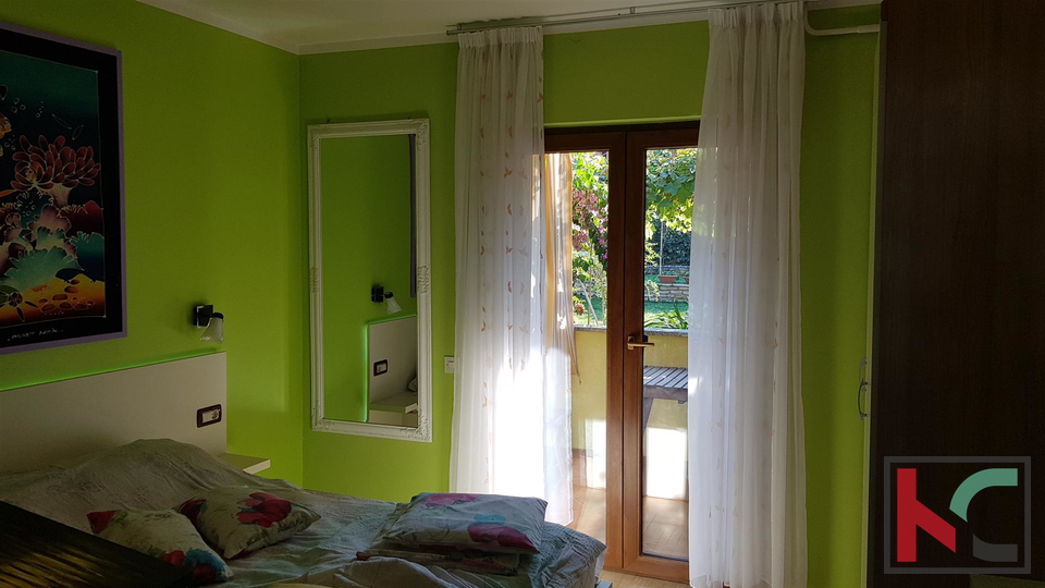 Rovinj, Einfamilienhaus 360m2 drei Wohnungen und ein separates Haus ist eine ausgezeichnete Lage