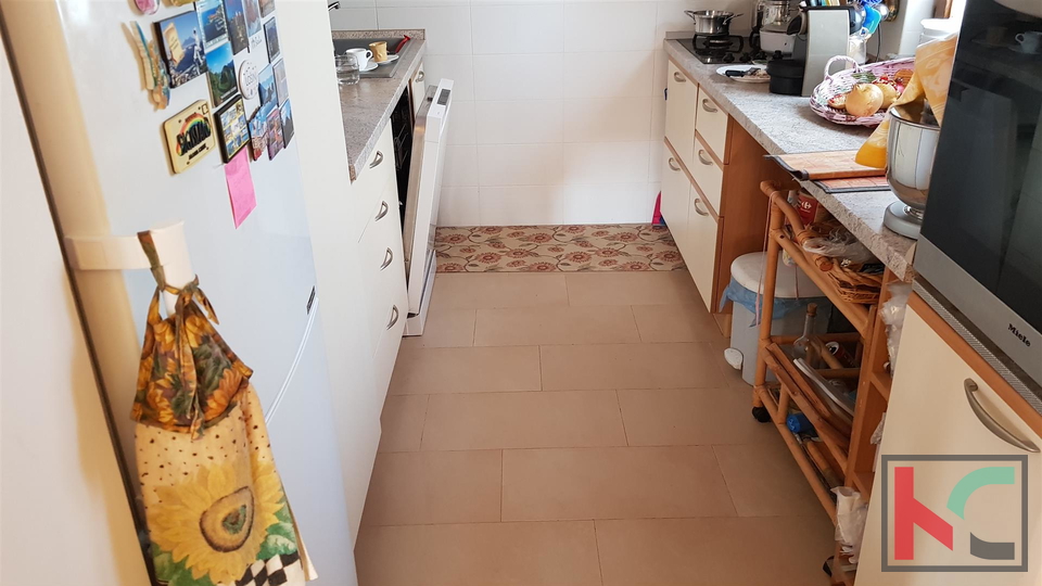 Rovinj, Einfamilienhaus 360m2 drei Wohnungen und ein separates Haus ist eine ausgezeichnete Lage