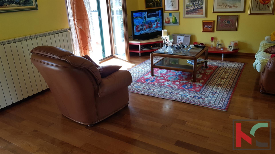 Rovinj, Einfamilienhaus 360m2 drei Wohnungen und ein separates Haus ist eine ausgezeichnete Lage