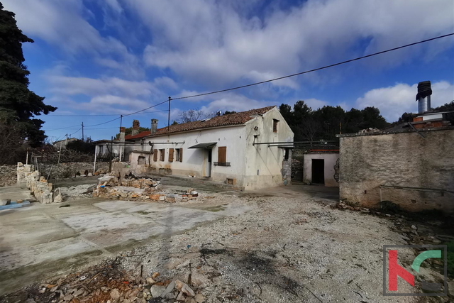 Pula, Kuća na okućnici od 608m2 u blizini centra grada