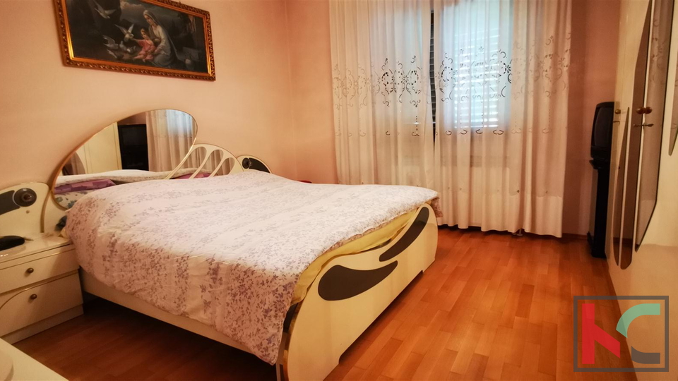 Pula, Šijana, hiša 368,14 m2 z dvema apartmajema in pisarniškim prostorom