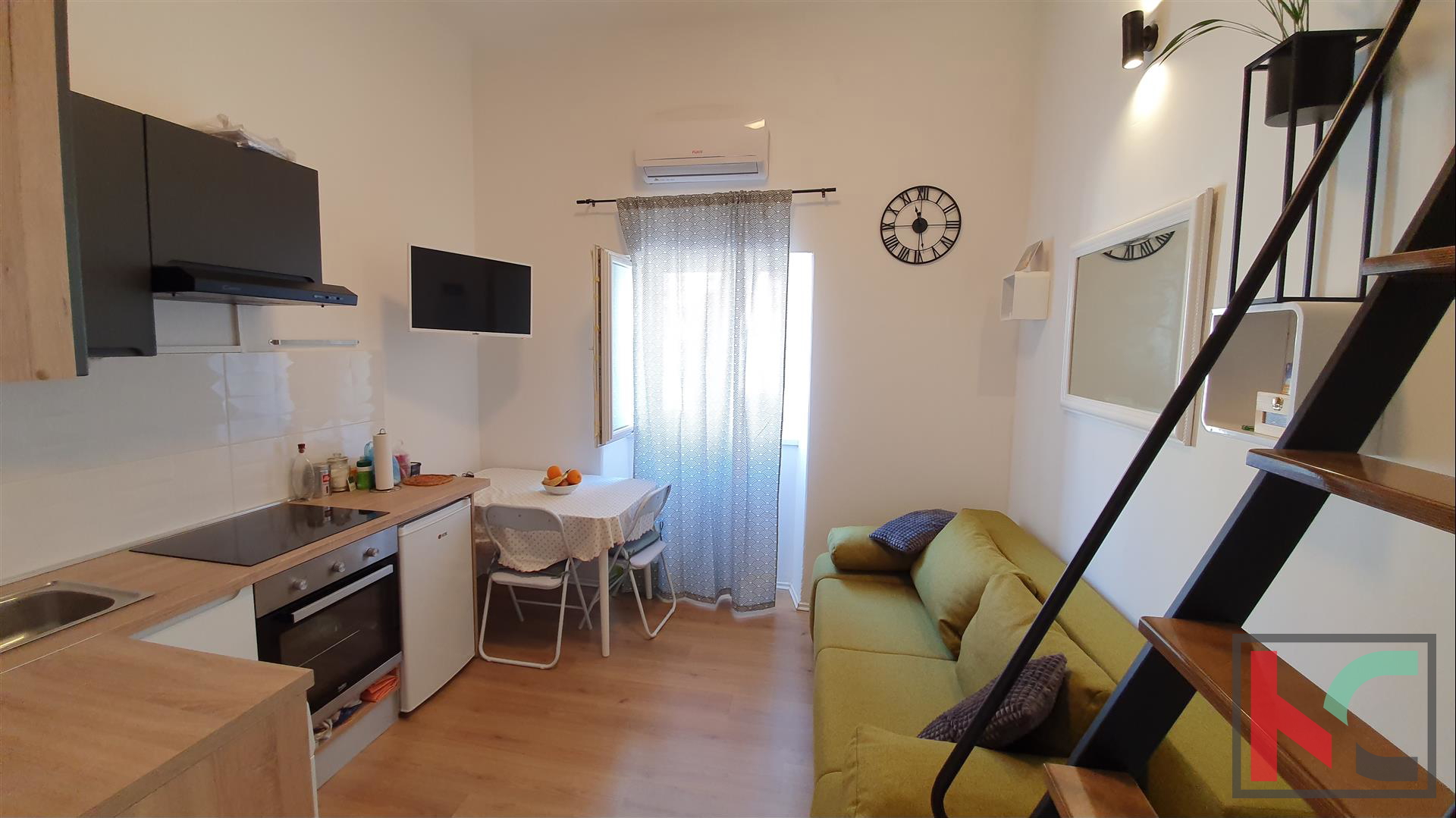 EKSKLUZIVNO U PONUDI – PULA CENTAR, UREĐENA GARSONIJERA S GALERIJOM, #PRODAJA