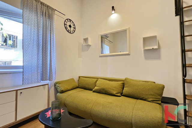EKSKLUZIVNO U PONUDI – PULA CENTAR, UREĐENA GARSONIJERA S GALERIJOM, #PRODAJA