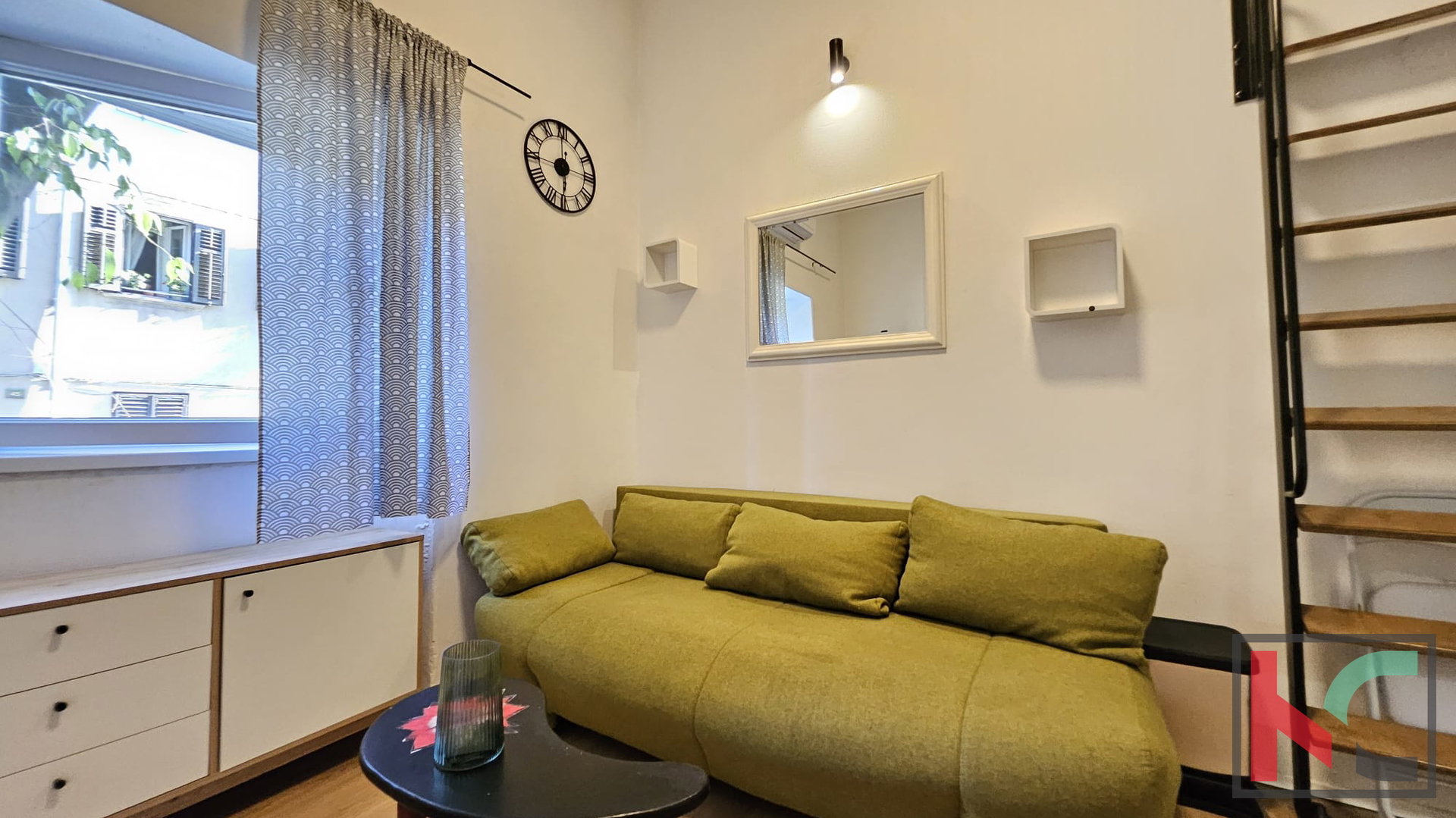 EKSKLUZIVNO U PONUDI – PULA CENTAR, UREĐENA GARSONIJERA S GALERIJOM, #PRODAJA