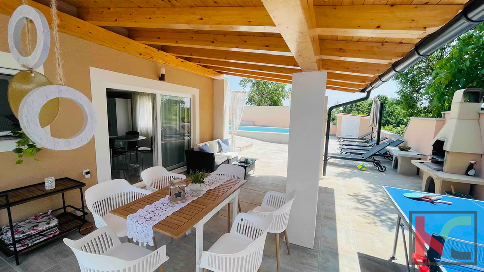 ISTRA&comma; BARBAN - SAMOSTOJE&Cacute;A KU&Cacute;A S DVA STANA I BAZENOM&comma; &num;PRODAJA