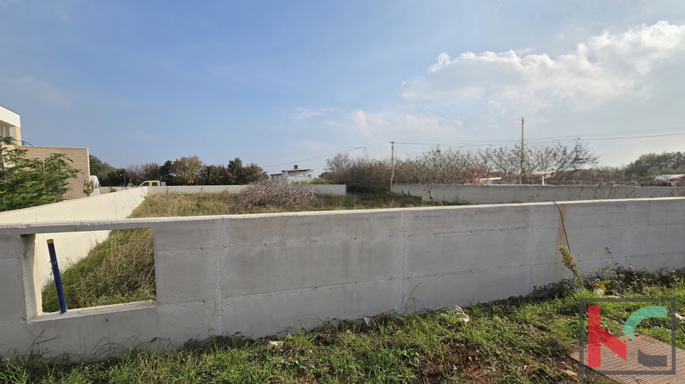 PULA&comma; LOBORIKA - ZEMLJI&Scaron;TE S PROJEKTOM I DOZVOLOM ZA GRADNJU DUPLEX KU&Cacute;E&comma; &num;PRODAJA