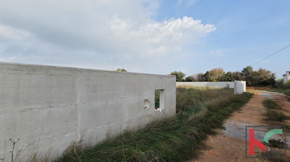 PULA&comma; LOBORIKA - ZEMLJI&Scaron;TE S PROJEKTOM I DOZVOLOM ZA GRADNJU DUPLEX KU&Cacute;E&comma; &num;PRODAJA