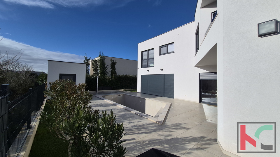 ISTRA&comma; BANJOLE&comma; MODERNA VILA SA BAZENOM &num;PRODAJA