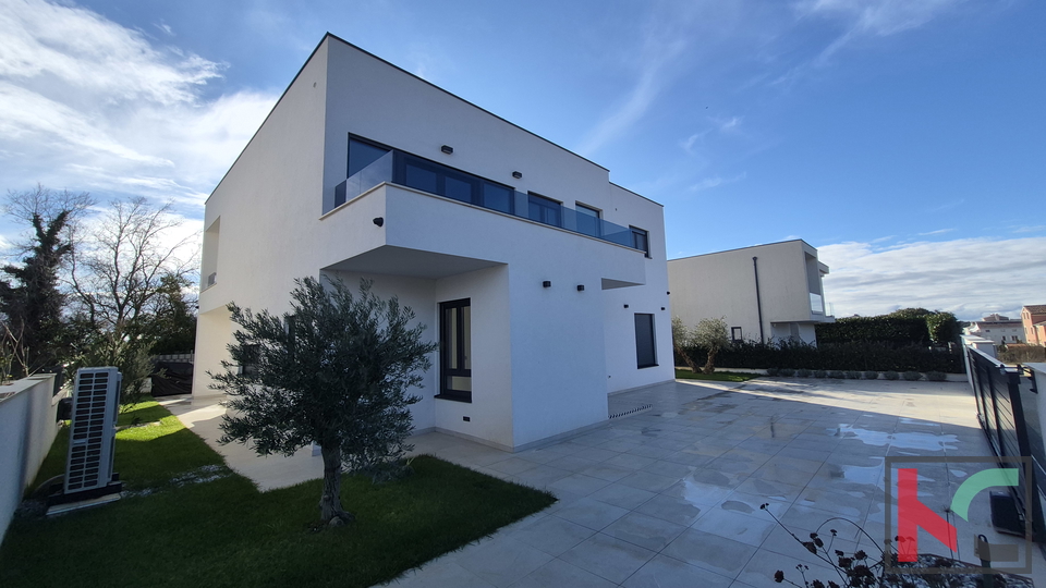 ISTRA&comma; BANJOLE&comma; MODERNA VILA SA BAZENOM &num;PRODAJA