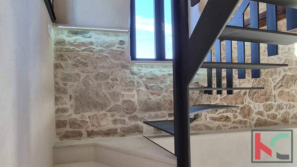 LABIN&comma; OKOLICA&comma; MODERNO RENOVIRANA KAMENA KU&Cacute;A &num;PRODAJA