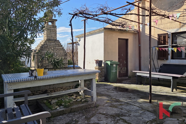 ISTRA, U SRCU LIŽNJANA - KUĆA S VELIKOM OKUĆNICM,  #PRODAJA