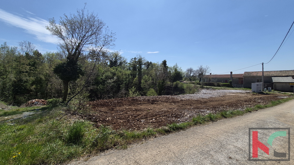 Land&comma; 840 m2&comma; For Sale&comma; Buzet - Hum