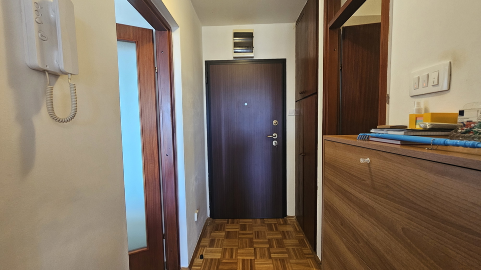 PULA&comma; MONVIDAL&comma; JEDNOSOBAN STAN SA BALKONOM&comma; &num;PRODAJA