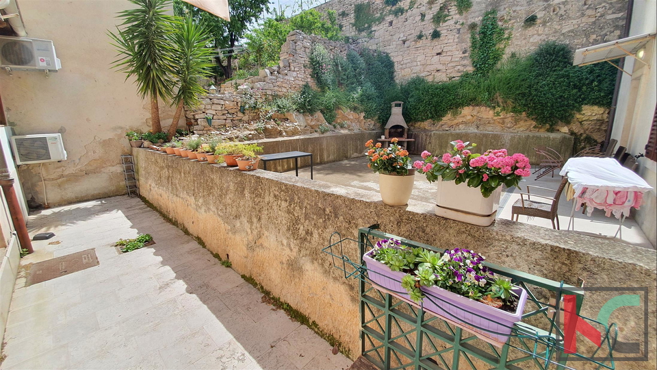 DUGORO&Ccaron;NI NAJAM&comma; PULA CENTAR GARSONJERA KANDLEROVA ULICA