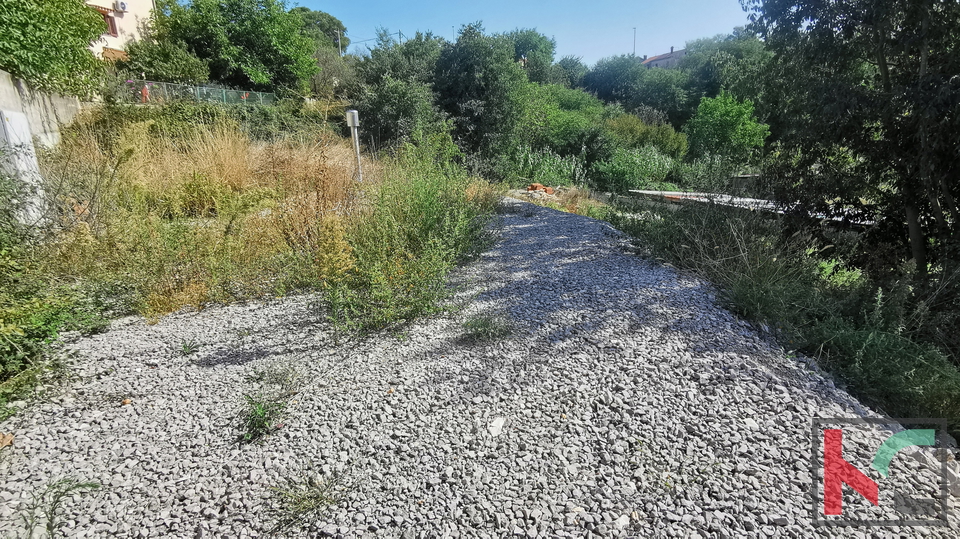 Loborika, Bauland 881m2 mit Infrastruktur am Boden