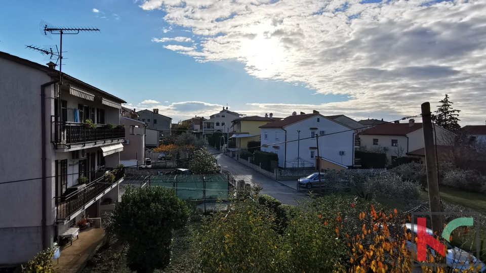 Pula, Veli Vrh, appartamento con tre camere da letto in un nuovo edificio con giardino