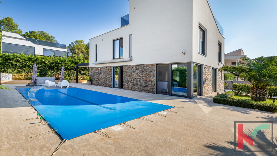 Istria, Fasana, villa di lusso con piscina e giardino paesaggistico 642 m2, a 100 m dal mare, ascensore