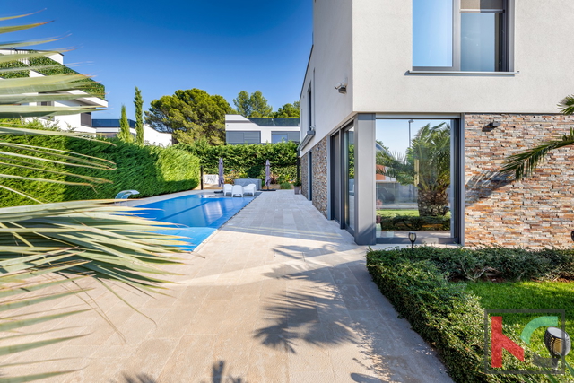 Istria, Fasana, villa di lusso con piscina e giardino paesaggistico 642 m2, a 100 m dal mare, ascensore