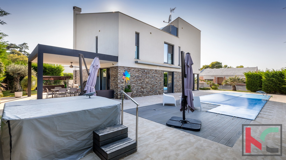 Istria, Fasana, villa di lusso con piscina e giardino paesaggistico 642 m2, a 100 m dal mare, ascensore