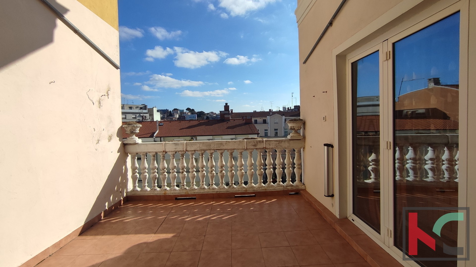 Istria, Pula, center, apartment 180.79 m2 with two residential units, about 50 m from the Golden Gate