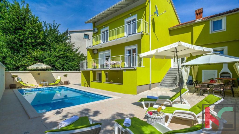 Istrien, Pula, renoviertes Haus mit Pool und gepflegtem Garten von 311m2, Garage